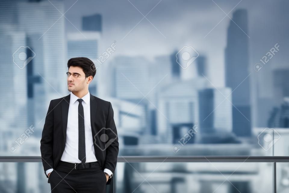 Portrait d'homme d'affaires en costume noir dans la ville trouvant un emploi pendant la crise