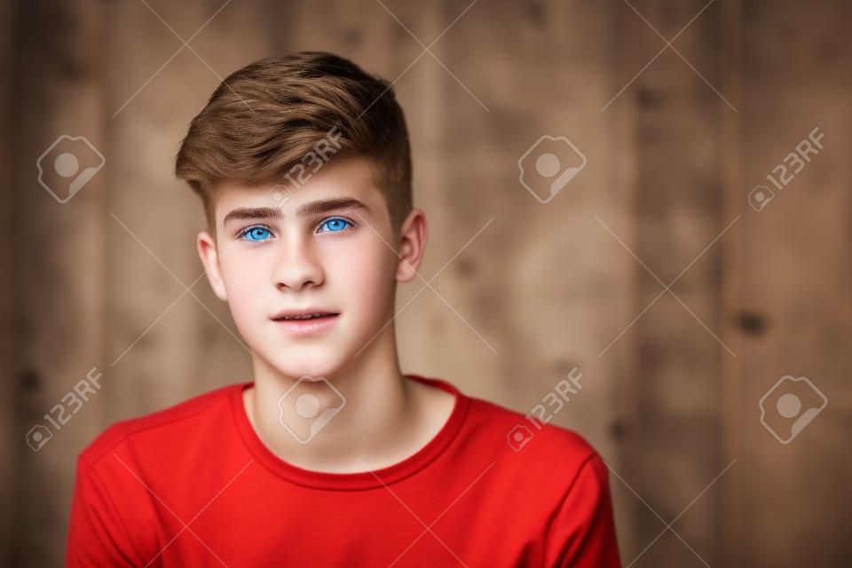 Bel ragazzo adolescente 16-18 anni guardando la telecamera. Ritratto ravvicinato di un giovane caucasico