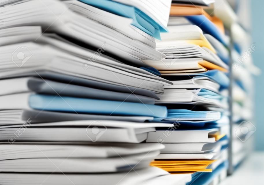 Stacks van papierwerk en dossiers in het kantoor: werkoverbelasting, files management en administratie concept