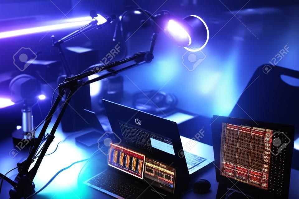 온에어 사인, 엔터테인먼트 및 통신 개념을 갖춘 라이브 온라인 라디오 방송국 데스크