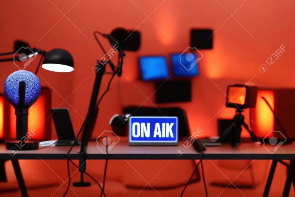 Live-Online-Radiostudio-Schreibtisch mit On-Air-Schild, Unterhaltungs- und Kommunikationskonzept