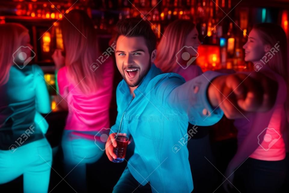 Junger Mann in einer Bar