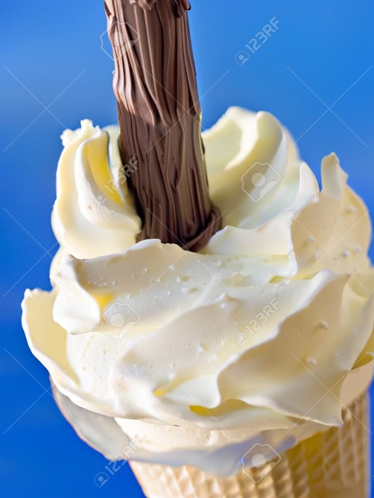 Azotada cono de helado con chocolate Flake