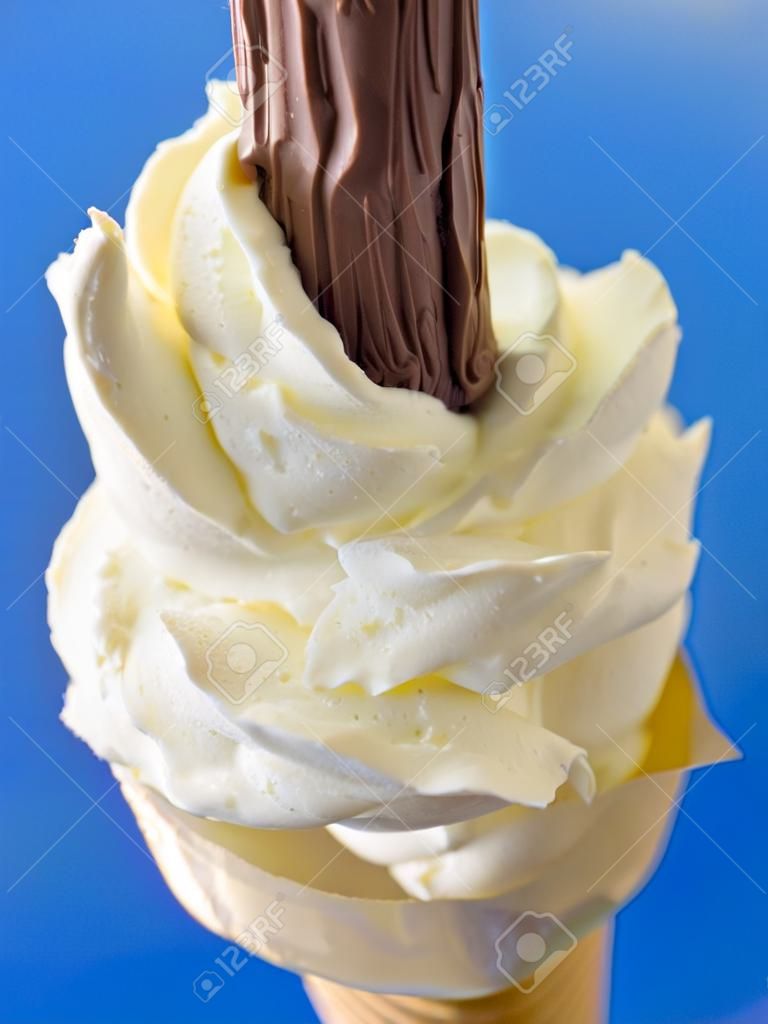 Azotada cono de helado con chocolate Flake