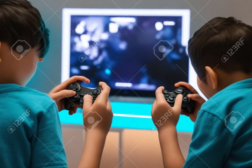 Two Boys Playing With Console de jeux