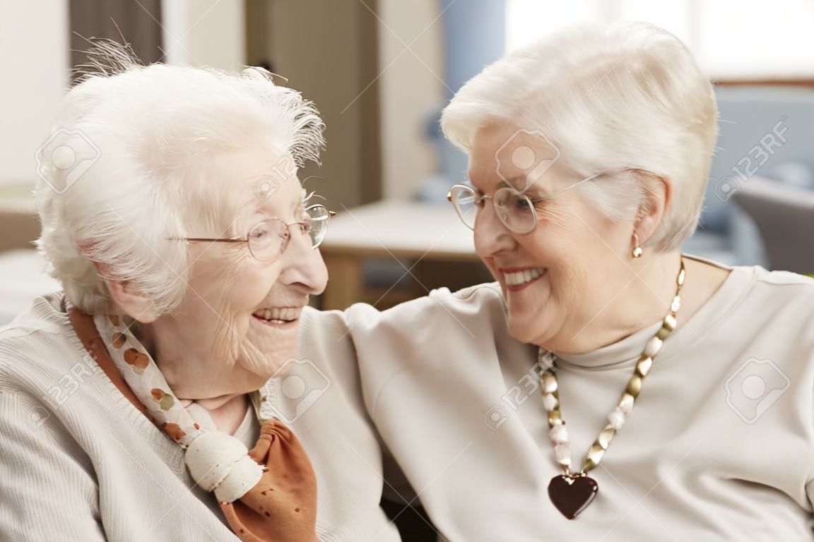 Twee Senior Vrouw Vrienden bij Day Care Centre