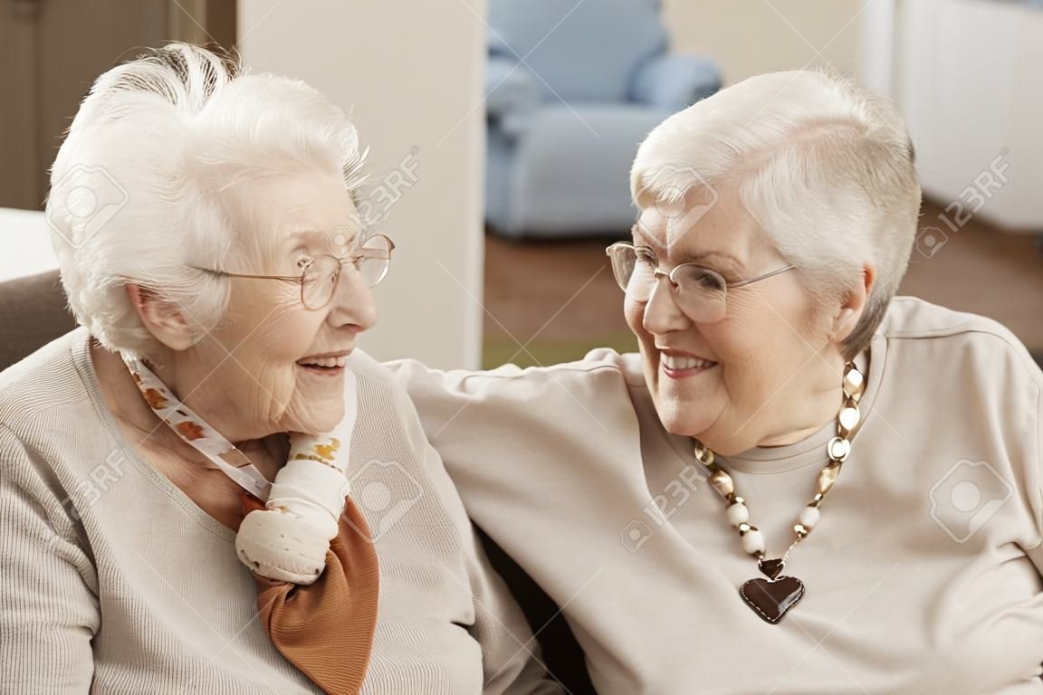 Twee Senior Vrouw Vrienden bij Day Care Centre