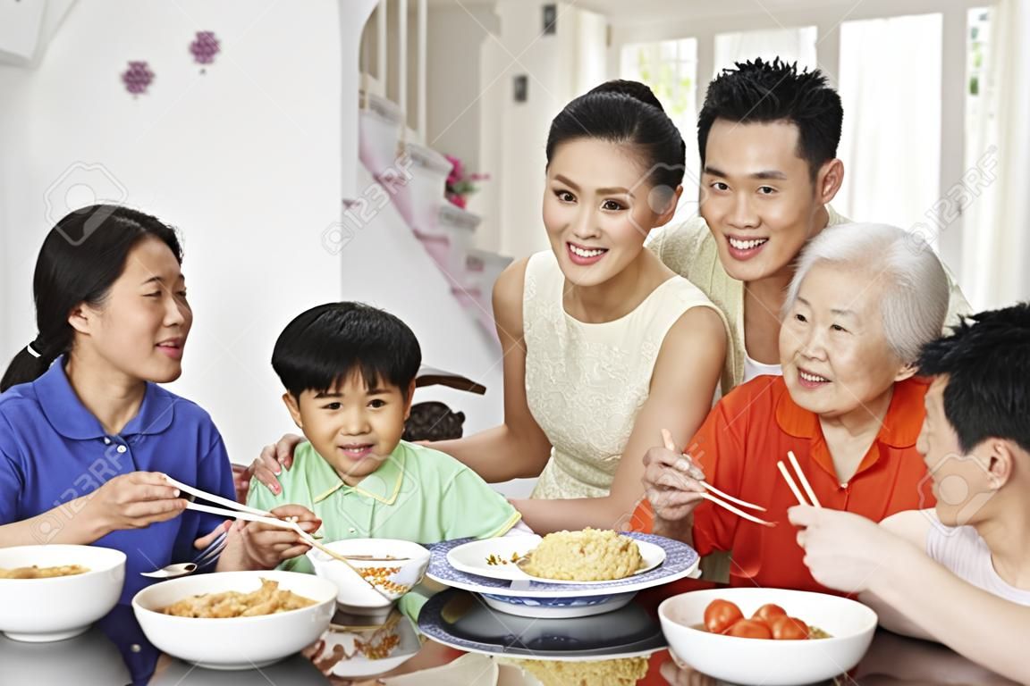 Portrait Of Multi-Generation chinesischen Familie Essen Mahlzeit zusammen