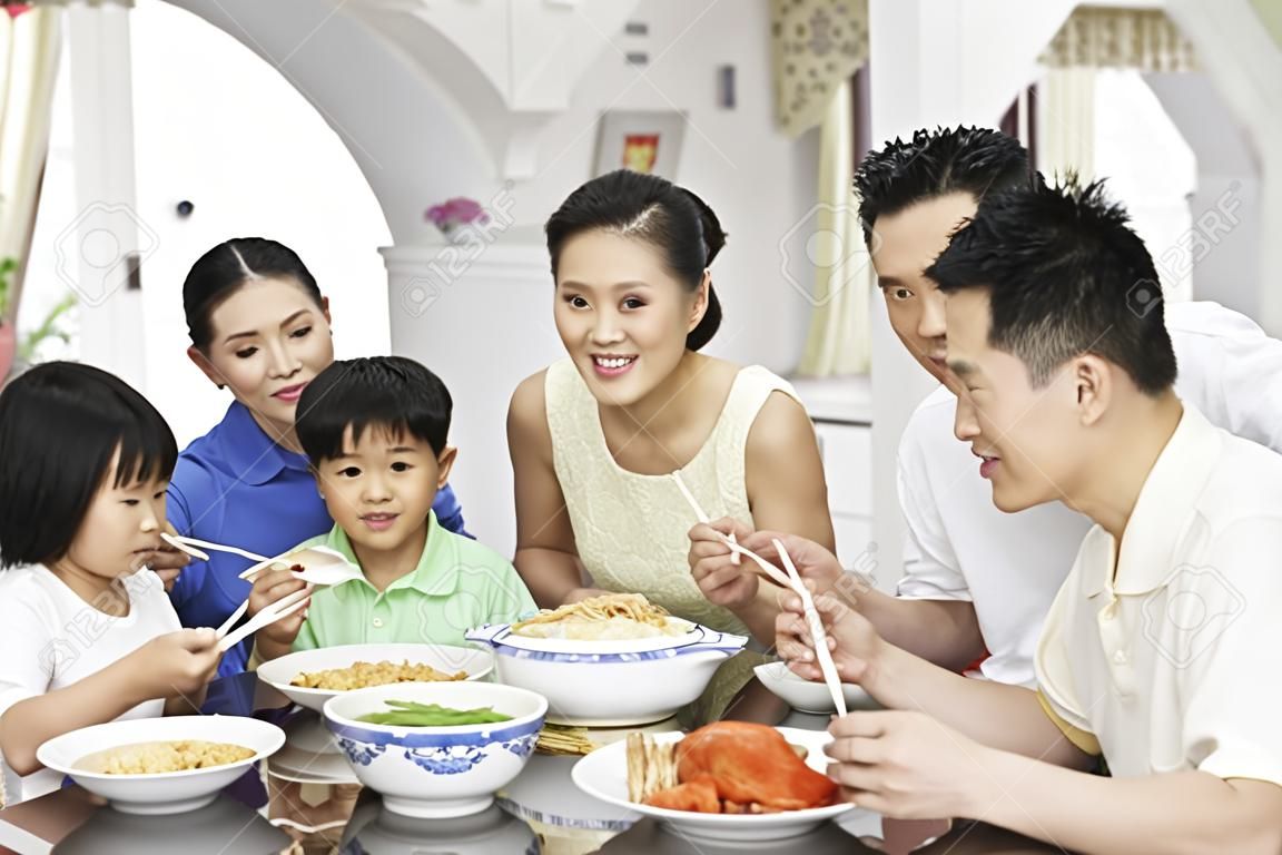 Portrait Of Multi-Generation chinesischen Familie Essen Mahlzeit zusammen
