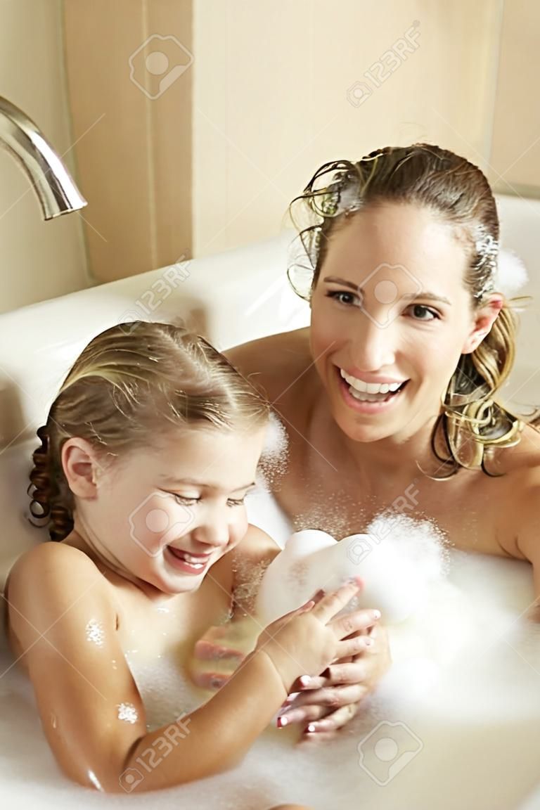 Madre e hija relajante en baño de burbujas Lleno