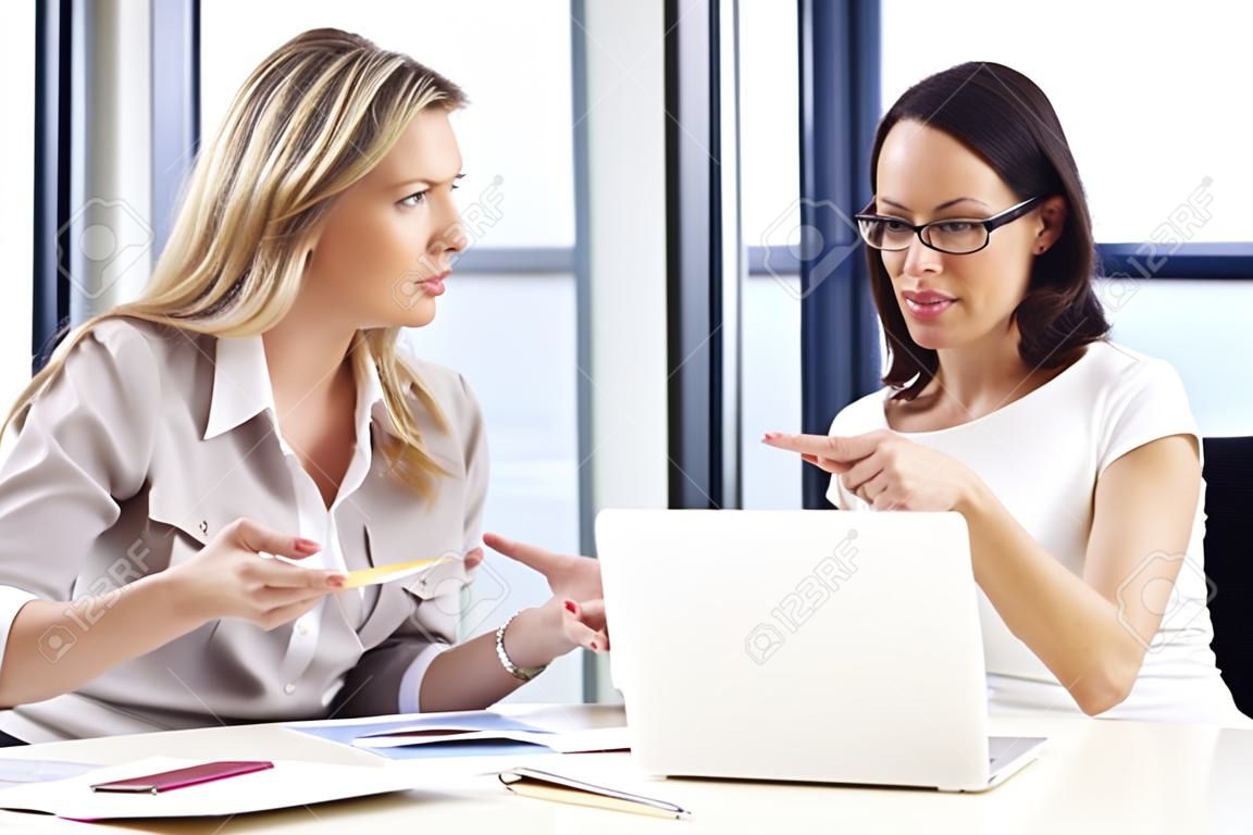 两女企业家会议在办公室