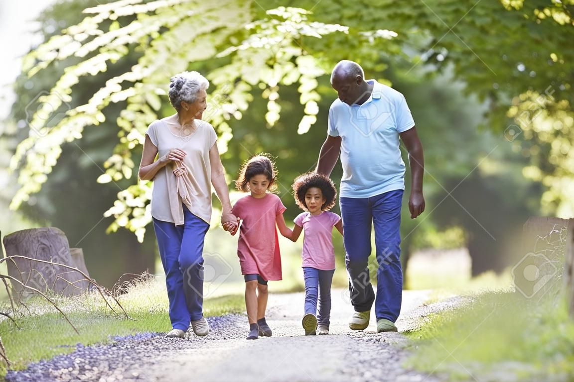 Abuelos con los nietos que recorre a través del Campo