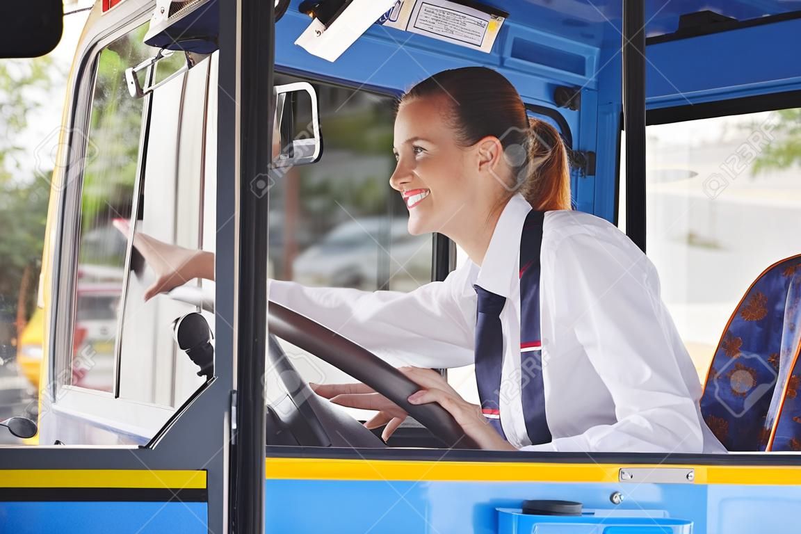 ホイールの後ろに女性のバスの運転手の肖像画