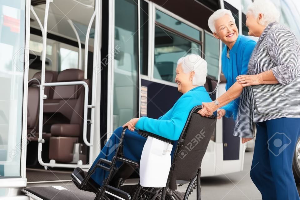 Driver Helpen Senior paar Board Bus Via Rolstoel Ramp