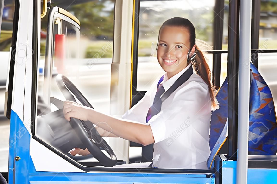 Portret van vrouwelijke buschauffeur achter het wiel