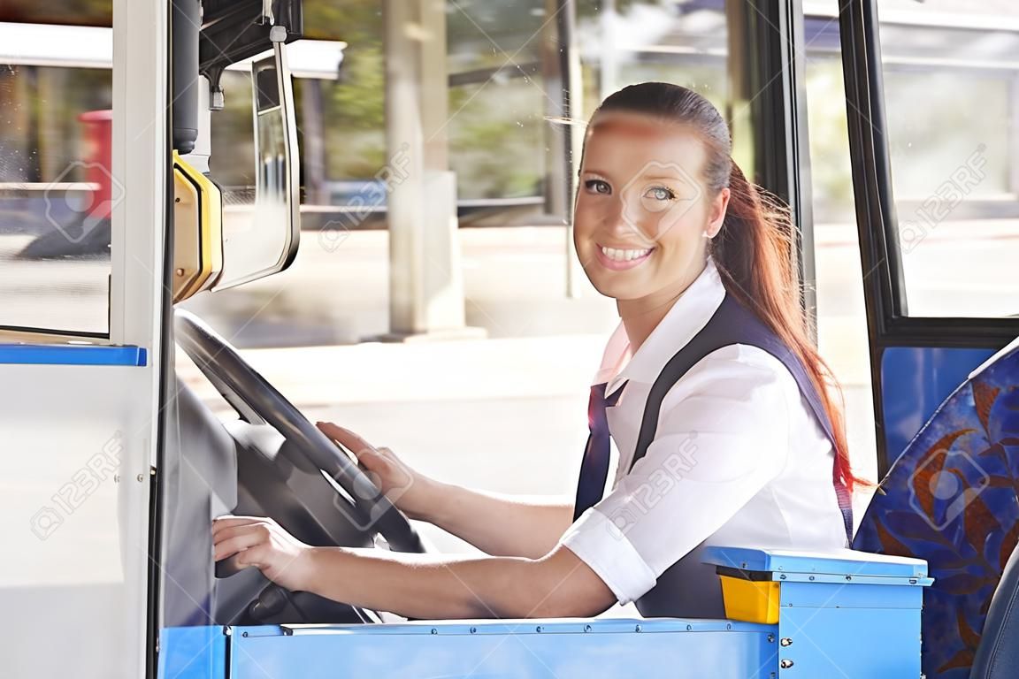 Retrato De Mujer Bus Driver Detrás de ruedas