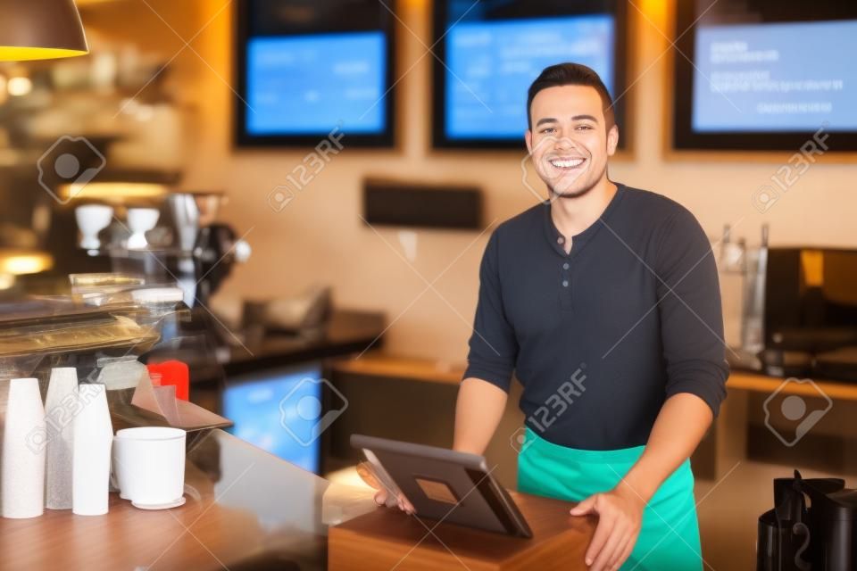 在咖啡店使用触摸屏的付费客户