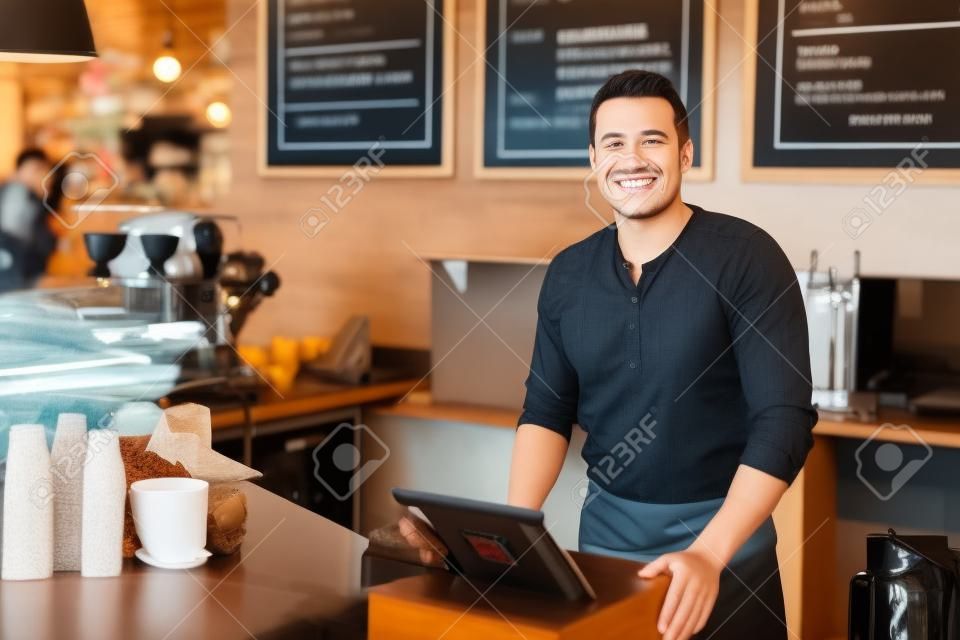 고객은 터치 스크린을 사용하여 커피 숍에서 지불