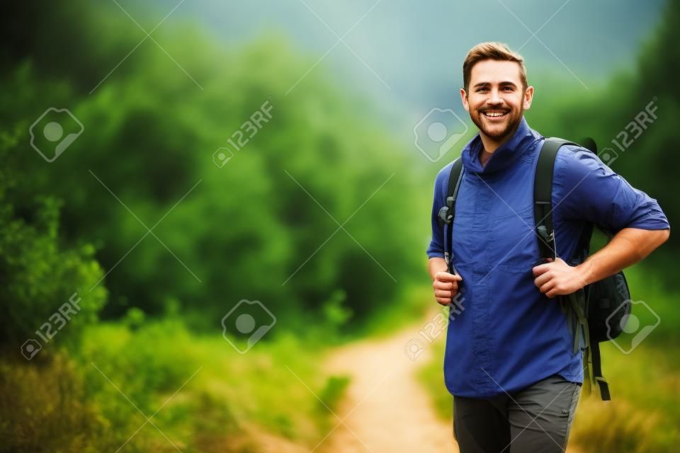 Portret van man wandelen in het platteland dragen rugzak