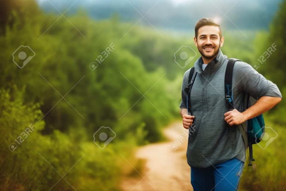 Portret van man wandelen in het platteland dragen rugzak