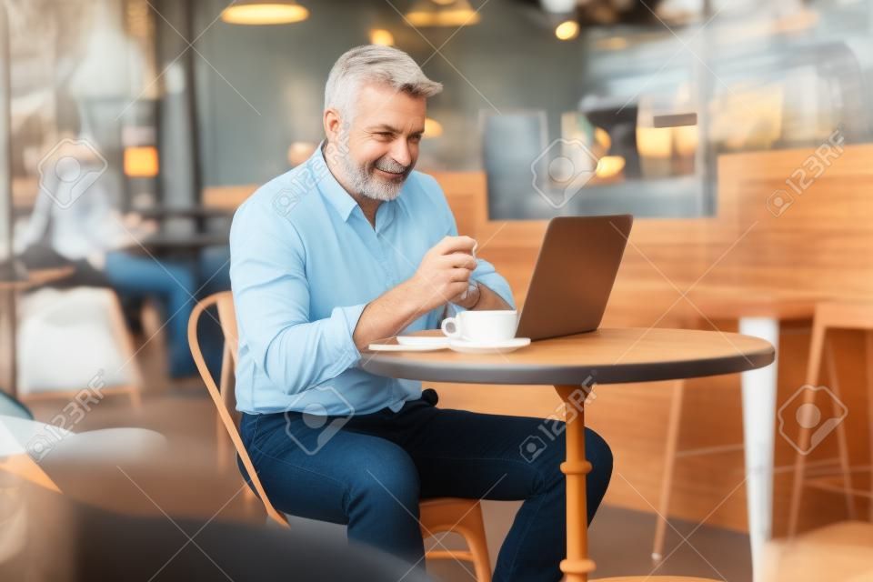 Bir kafede oturan orta yaşlı bir adam