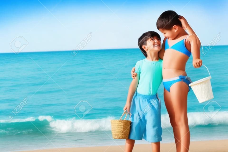 少年と少女は、ビーチでの休暇を楽しんで