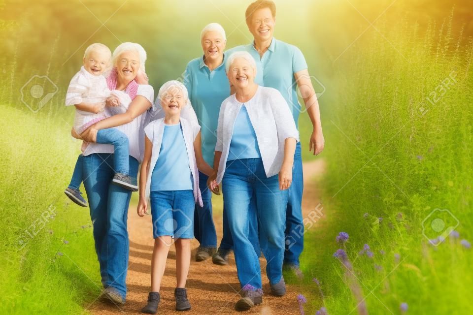 Többgenerációs család országos sétával
