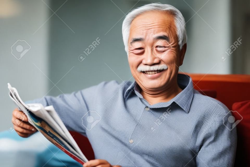 Starszy mężczyzna azjatyckich czytania gazety