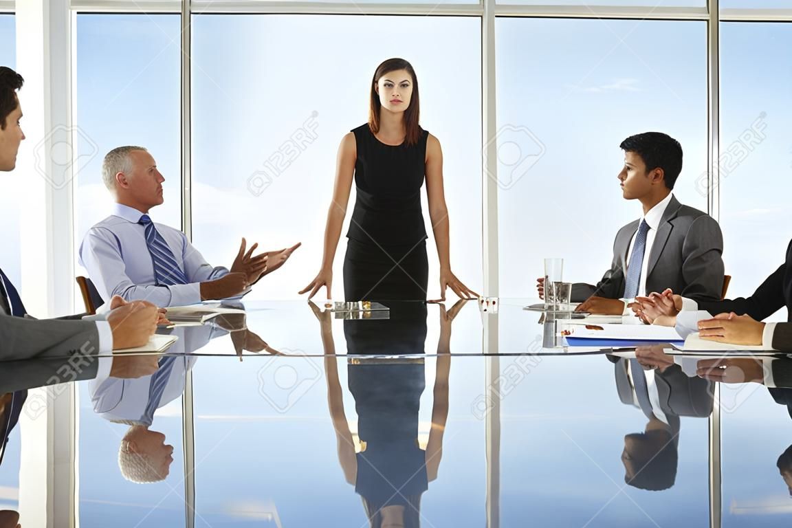 在玻璃桌周围设有董事会会议的商业人士