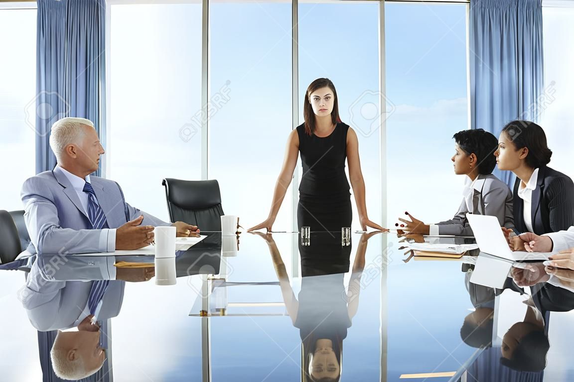集團業務的人有董事會會議圍繞玻璃表
