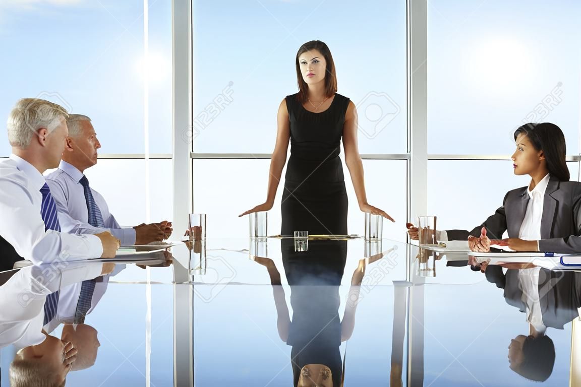 Groupe de gens d'affaires ayant réunion du Conseil autour de la table en verre