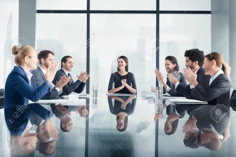 Grupo de personas de negocios que tienen reunión Junta alrededor de la mesa de cristal