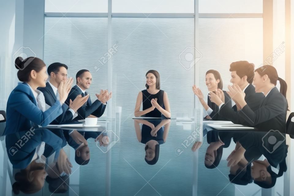 ガラスのテーブルの周りの理事会を持つビジネス人々 のグループ
