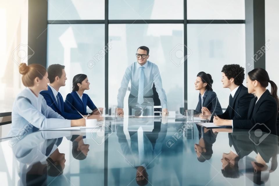 Grupa ludzi biznesu posiedzenia zarządu Około Posiadające tabeli szkła