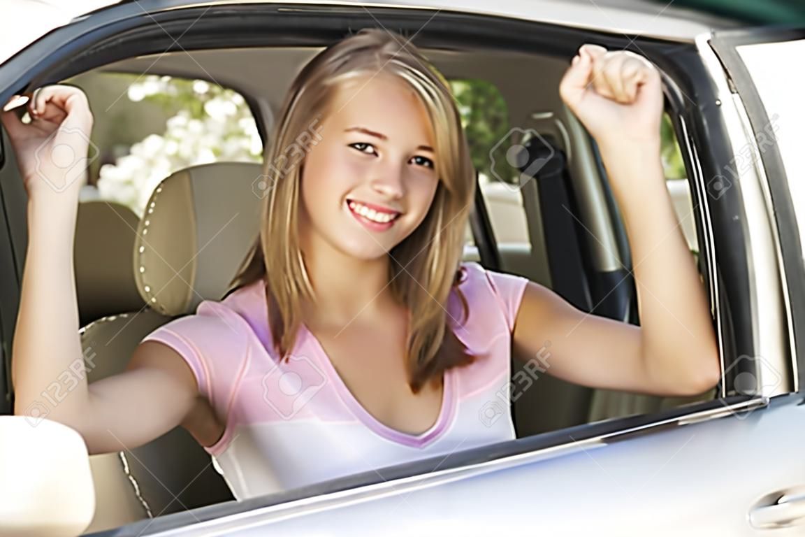 십대 소녀, 소유 한 첫 번째 자동차 축하