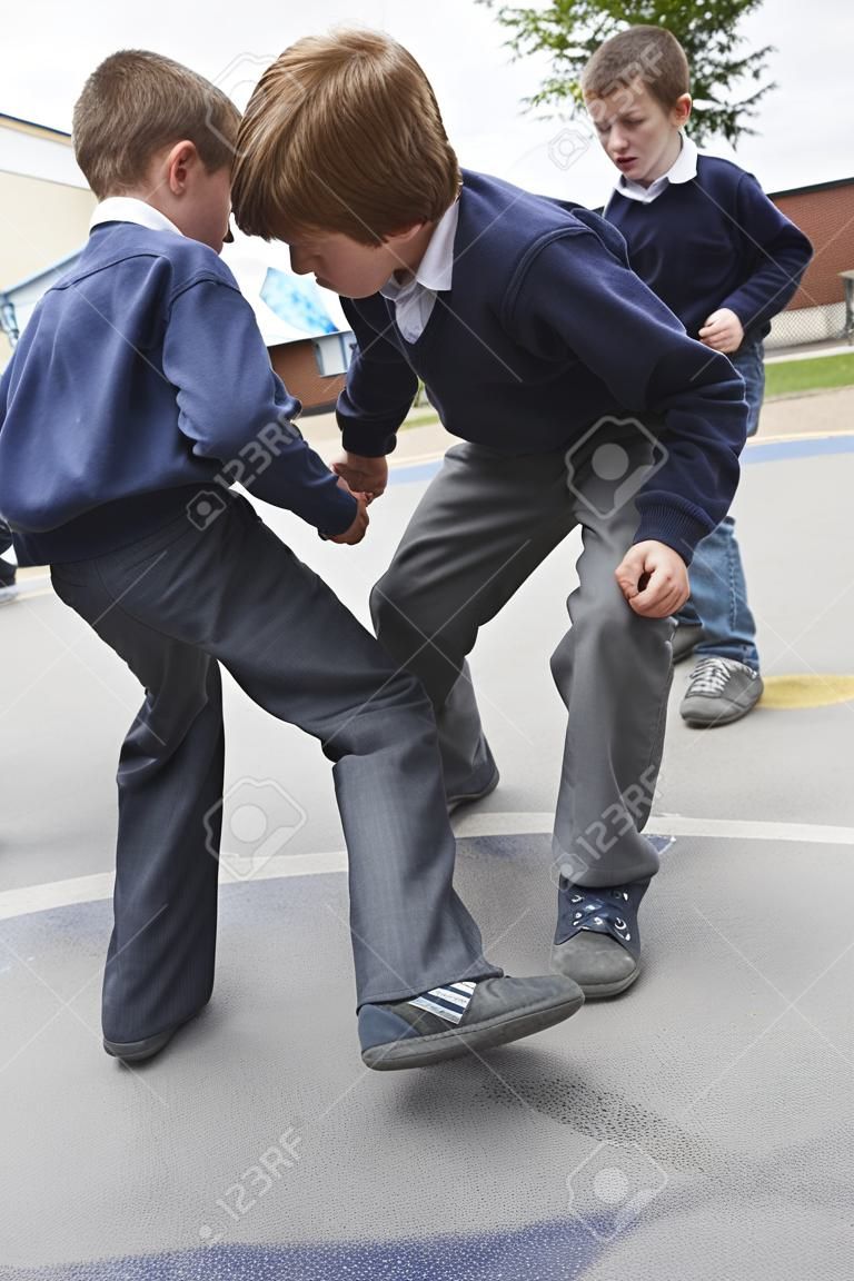 Zwei Jungen Kämpfen in der Schule Spielplatz