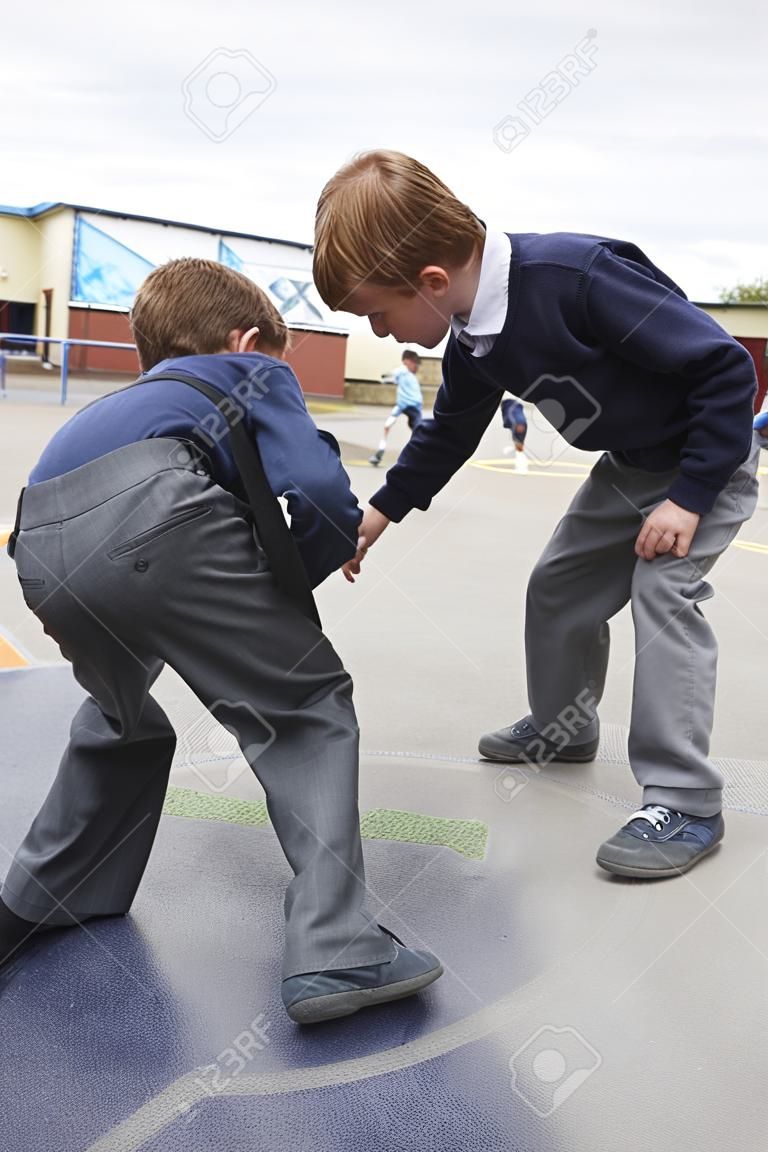 Twee jongens vechten in school speeltuin