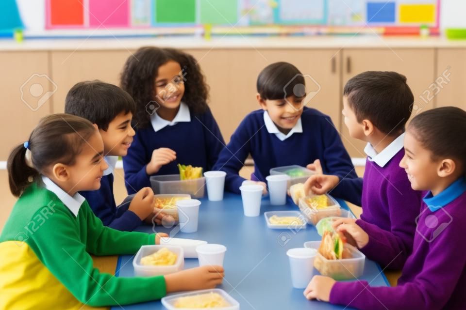 Les écoliers assis à la table Manger Panier-repas