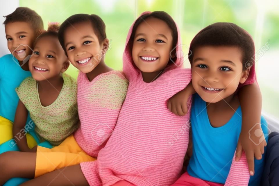 Gruppe Multikulturelle Kinder, die auf Window Seat Zusammen