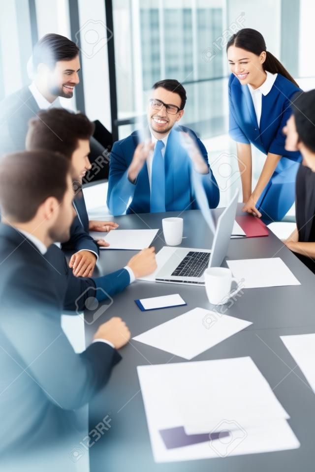 Grupo de empresários reunião em torno da mesa no escritório