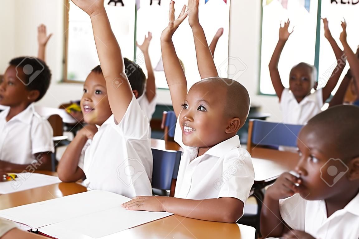 Gyerekek kezében kezet az általános iskolai leckében, közelről