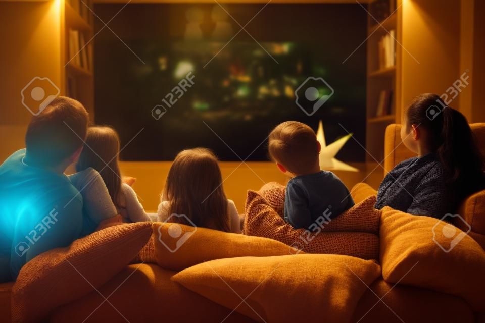 家族一緒に夜自宅で映画を楽しんで