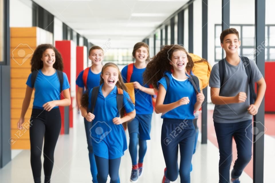 Teenager Schule Kinder laufen in High School Flur