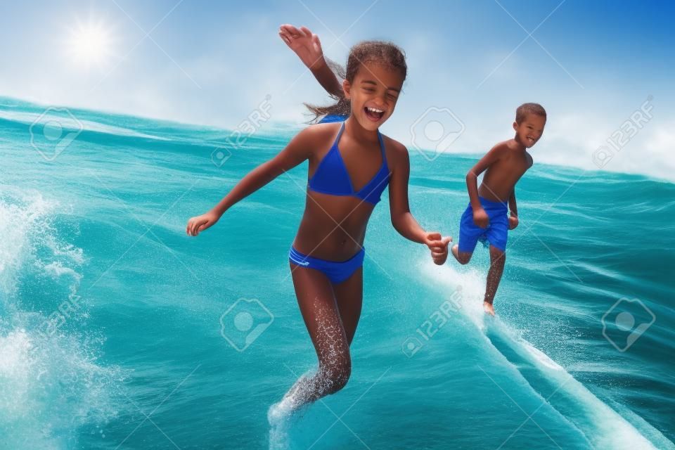 Jungen Und Mädchen Im Sommerurlaub Laufen Durch Wellen