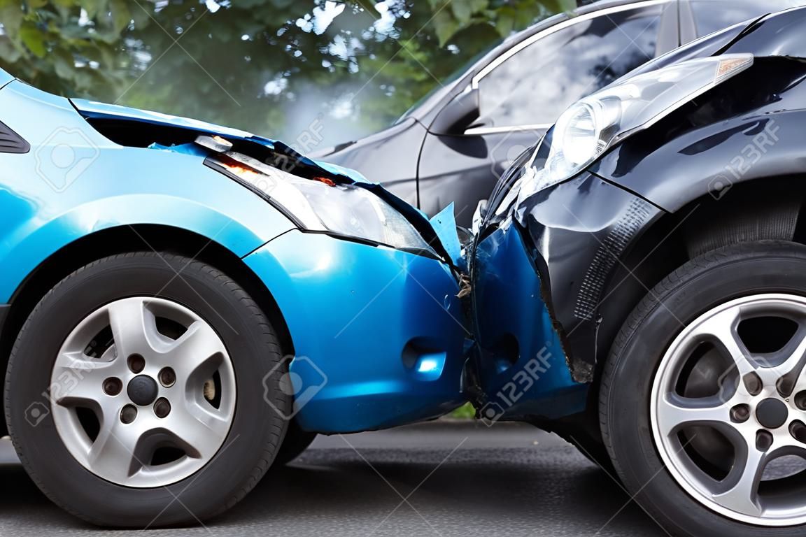 Close Up de dois carros danificados em acidente de trânsito