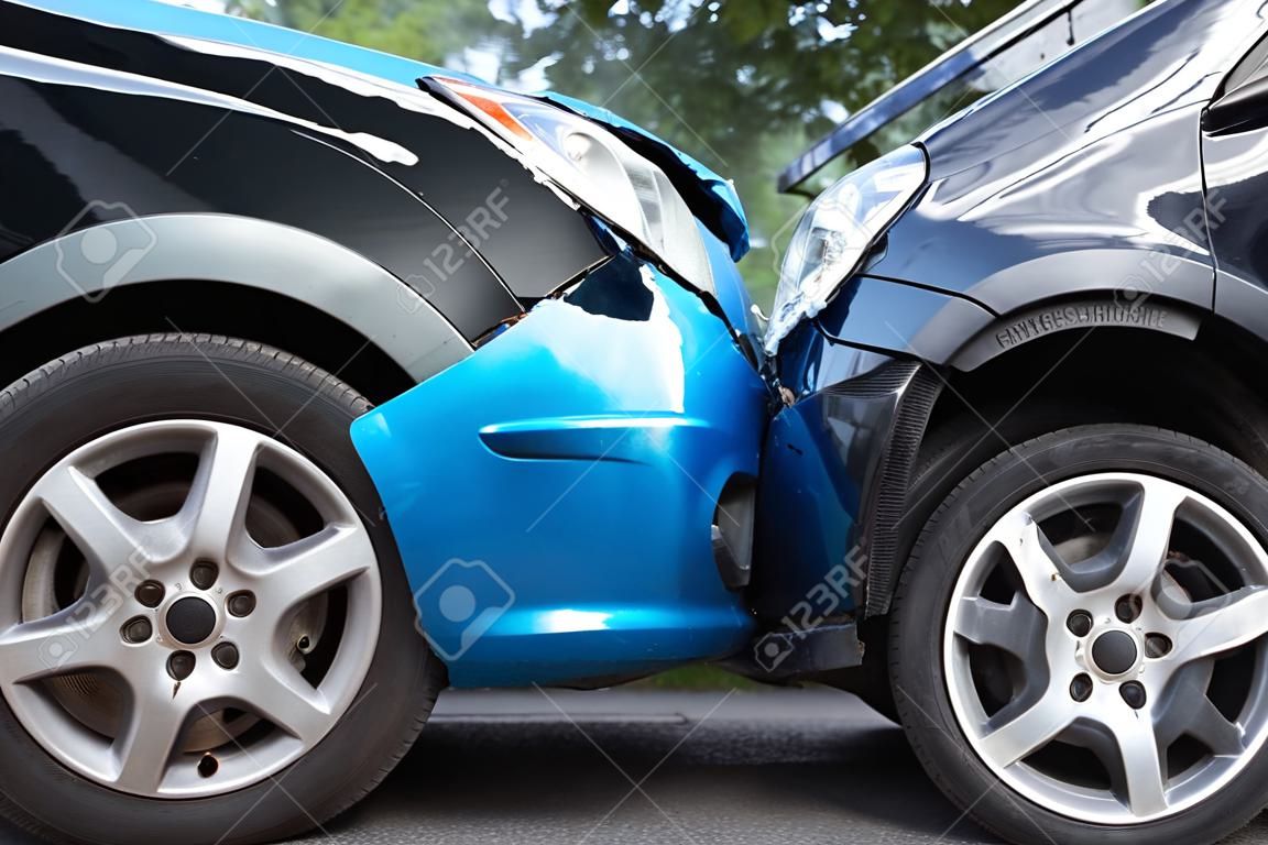 Close Up de dois carros danificados em acidente de trânsito