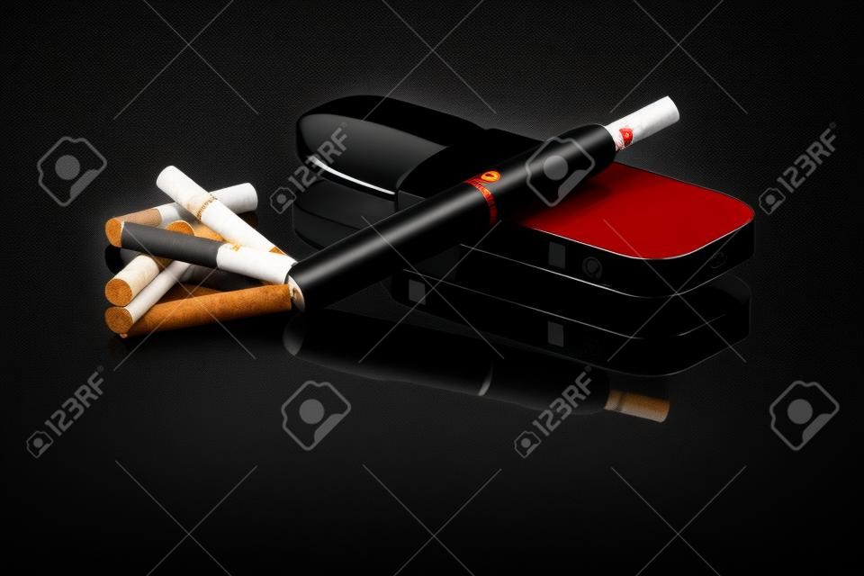 PElectronische sigaret, tabaksverwarming op zwarte achtergrond