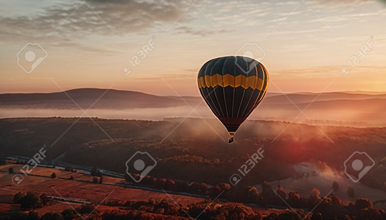 人工知能によって生成された山の風景の上を飛ぶ、自然の中での熱気球の冒険