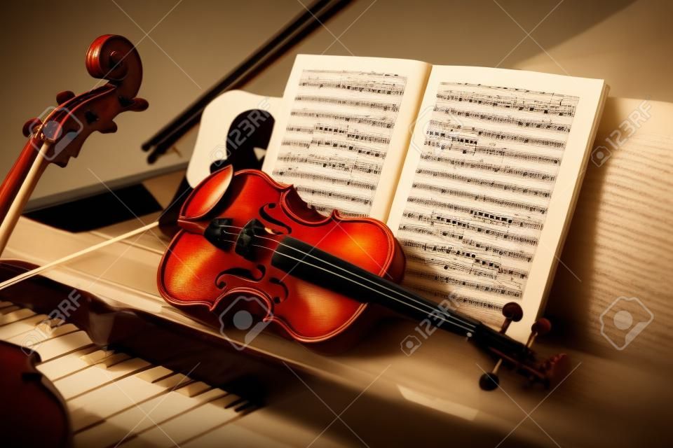 Klassieke muziek scene: viool en partituur op een piano