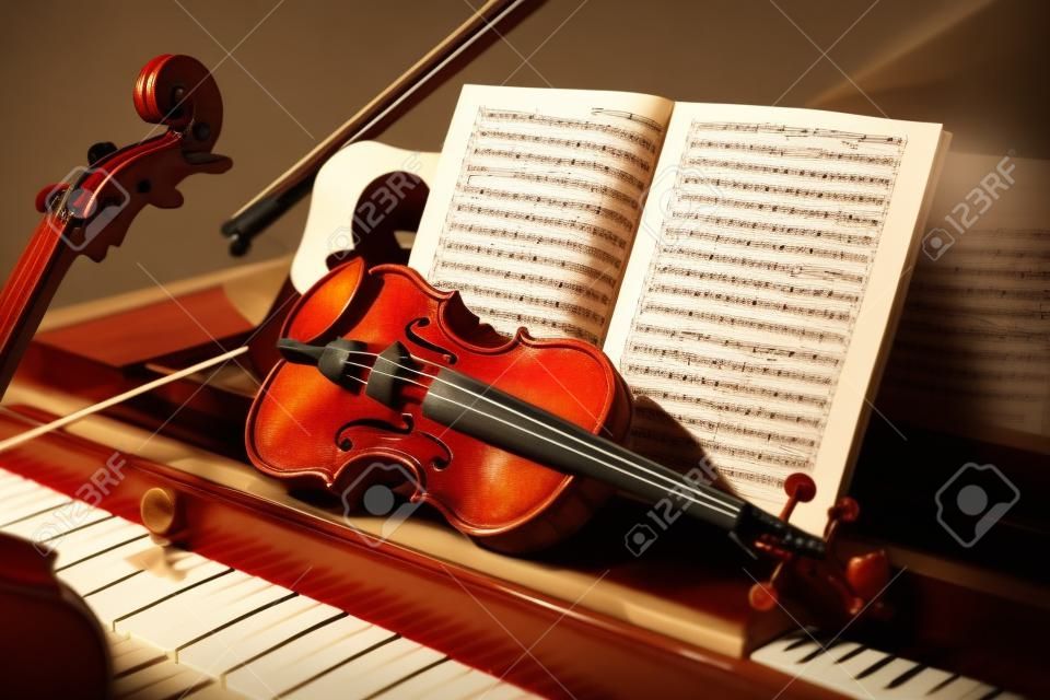 Musique classique scène: violon et le score sur un piano